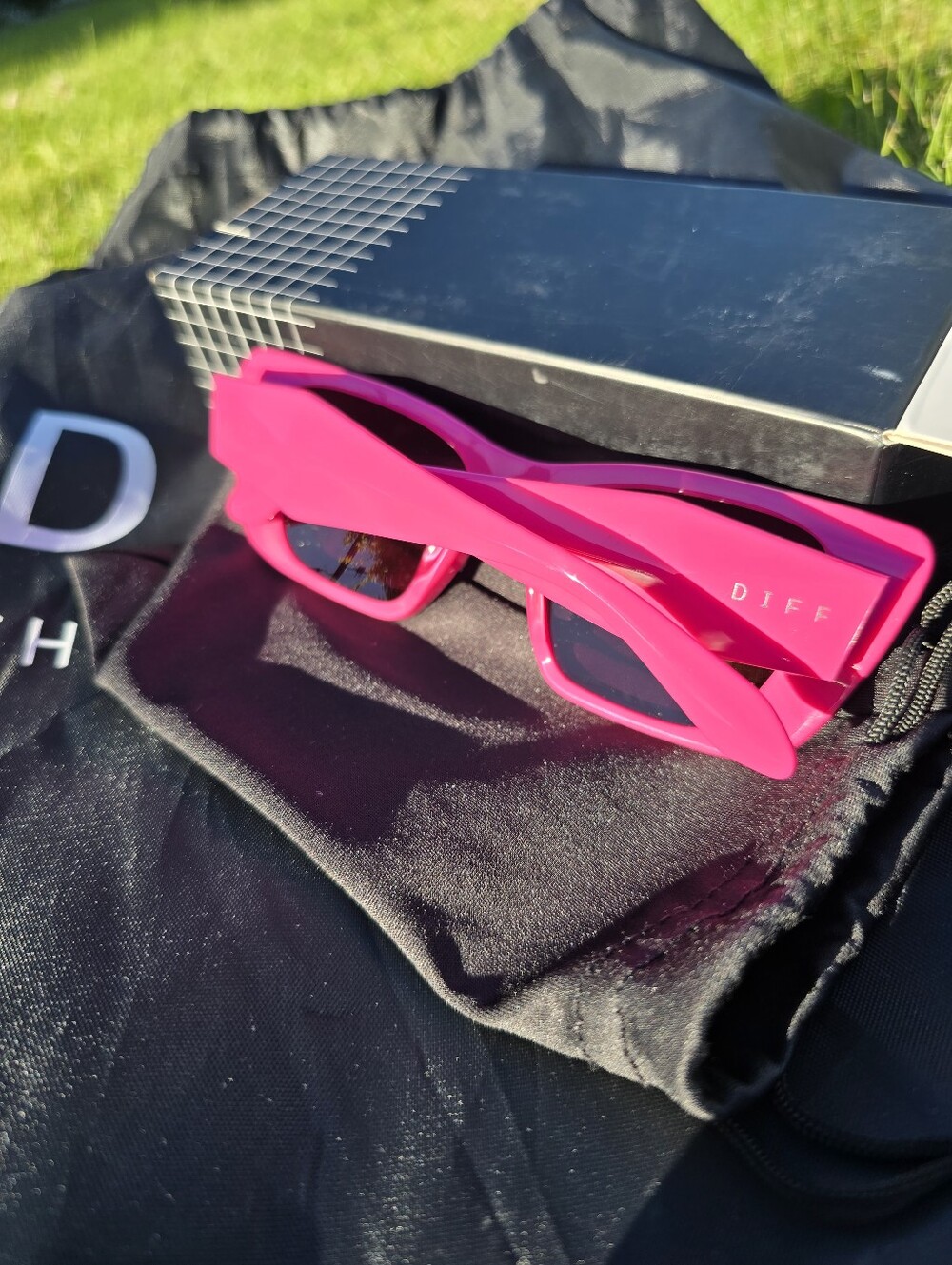 NIB! DIFF Eyewear, Aura, Hot Pink Square Sunglasses, Bright Pink Grey, MSRP $108 - Picture 7 of 8